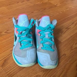 South beach Nike lebrons kids sz 2